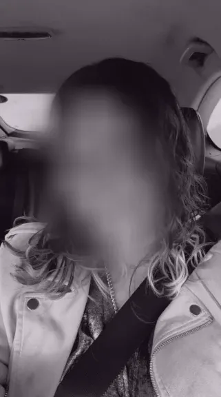 Büsra, 23