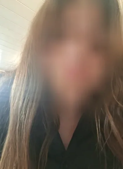 Julia, 27